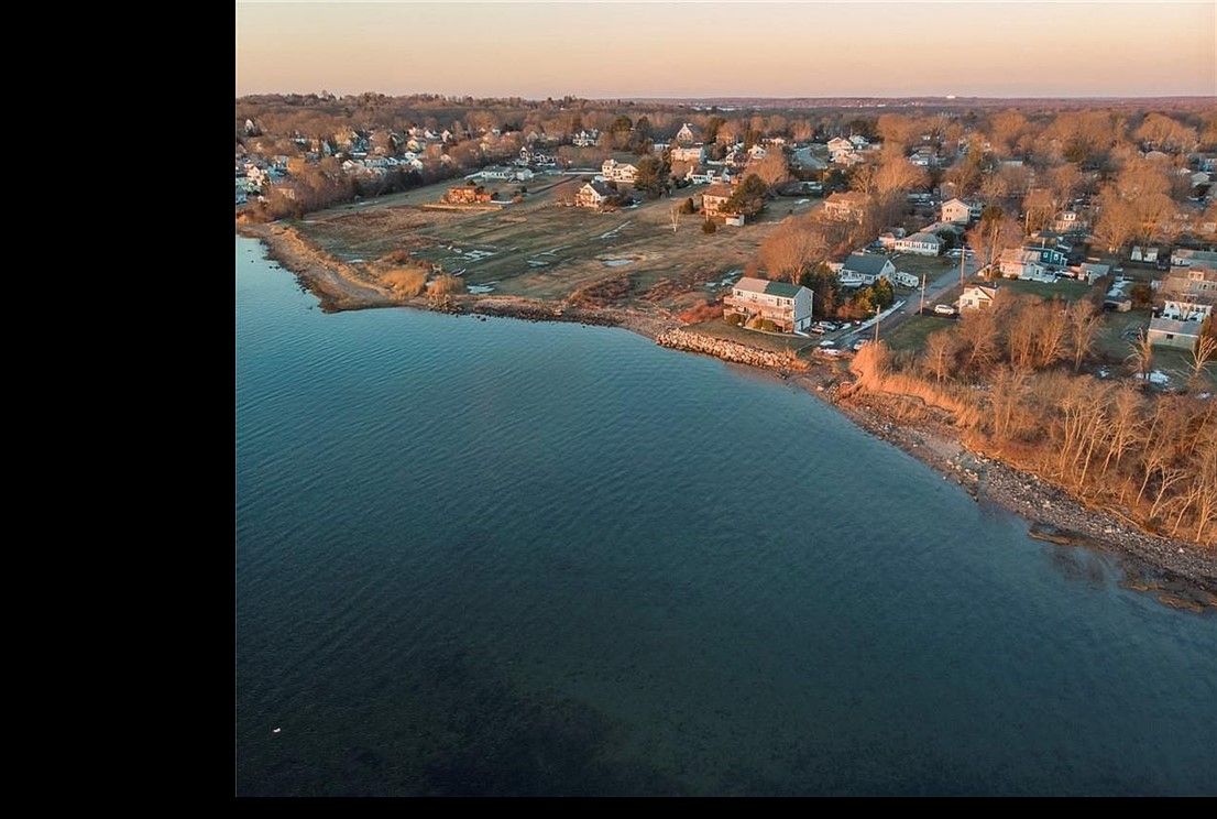 Aerial photo shows where Grove Ave. meets the accessible shoreline to the right of the white house